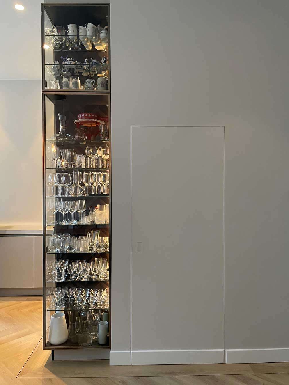 Glazen vitrinekast keuken- verborgen deur Xinix