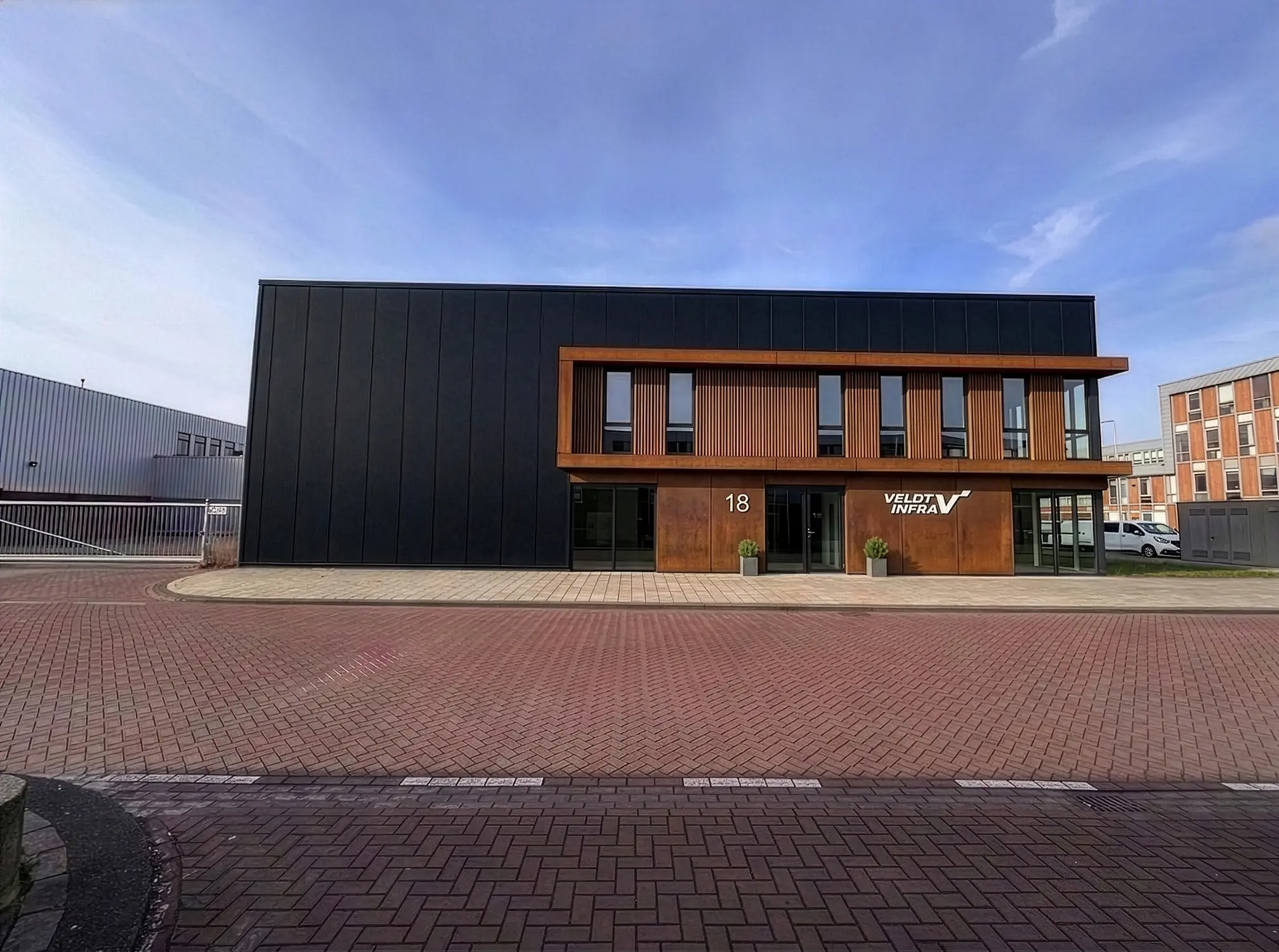 Voorgevel 1- bedrijfshal Amsterdam Westpoort-cortenstalen gevel Uitbouw Tudor schuifpui