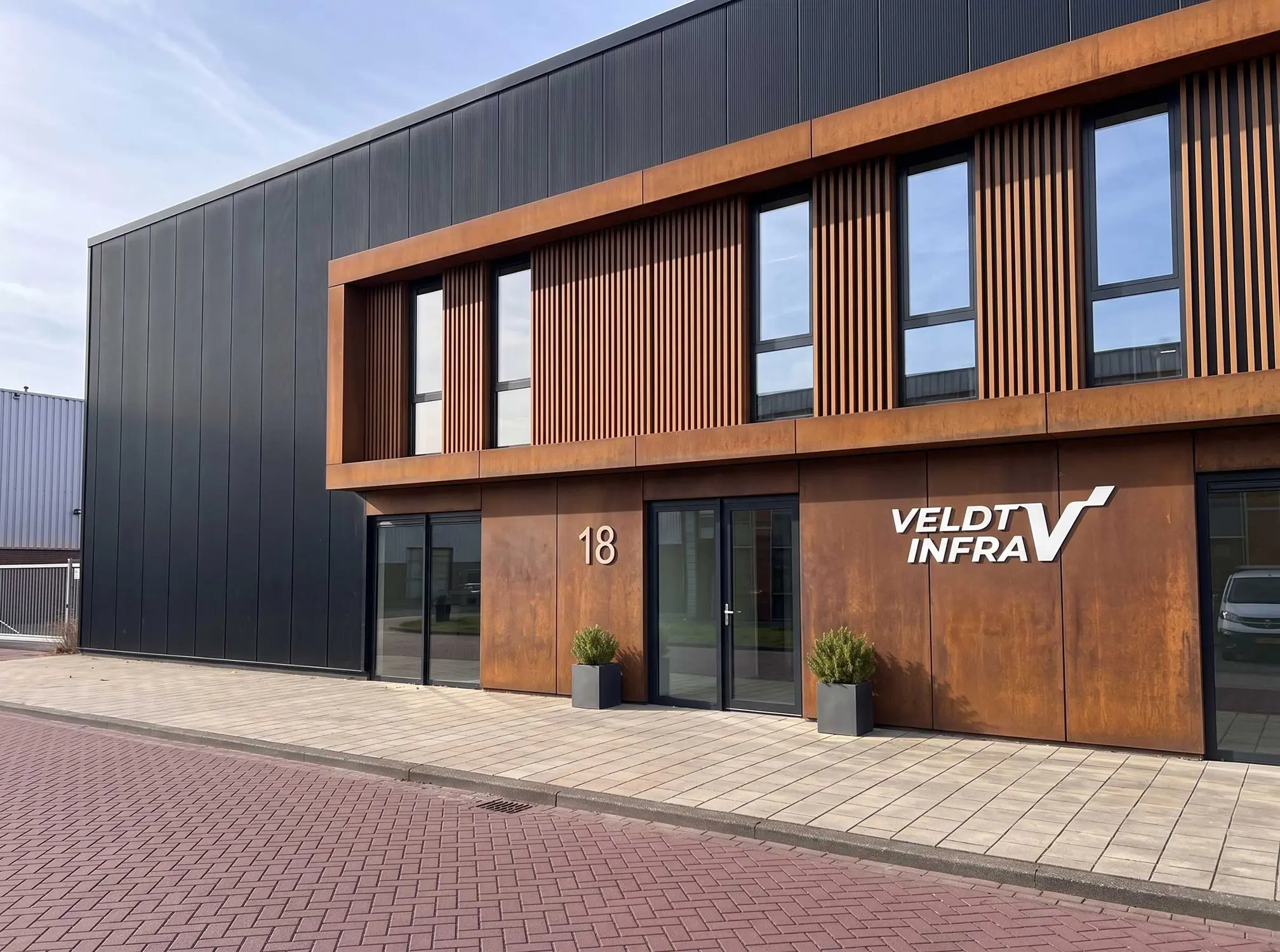 Voorgevel 2- bedrijfshal Amsterdam Westpoort-cortenstalen gevel Uitbouw met Tudor schuifpui